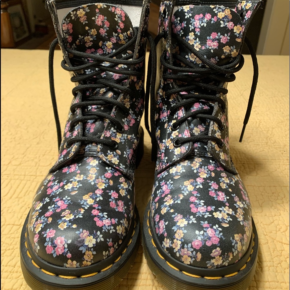 Adorable mini flowered Dr.Martens.  US Womens 7.